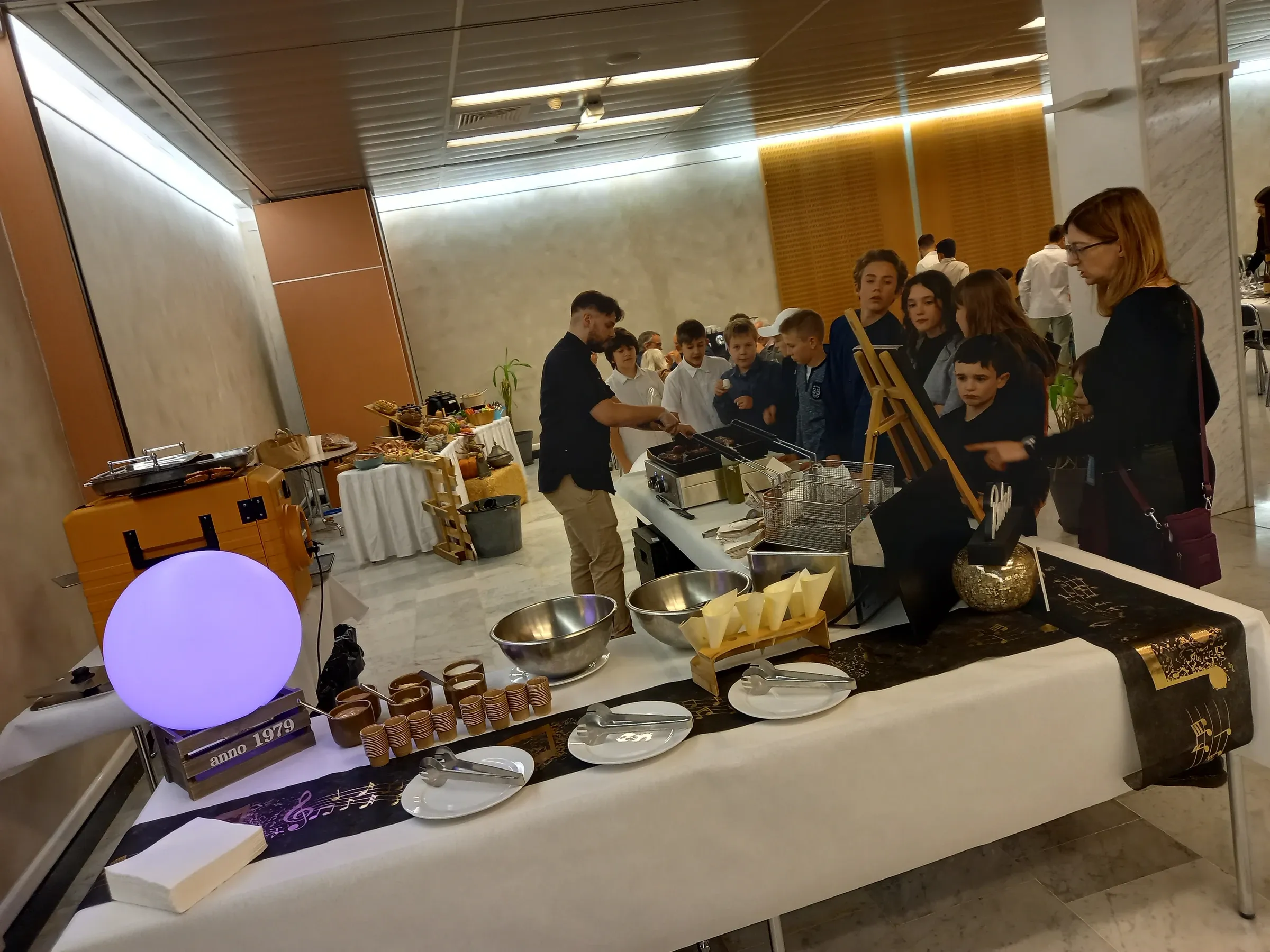 Invités autour d'un buffet préparé par le traiteur L'Atelier