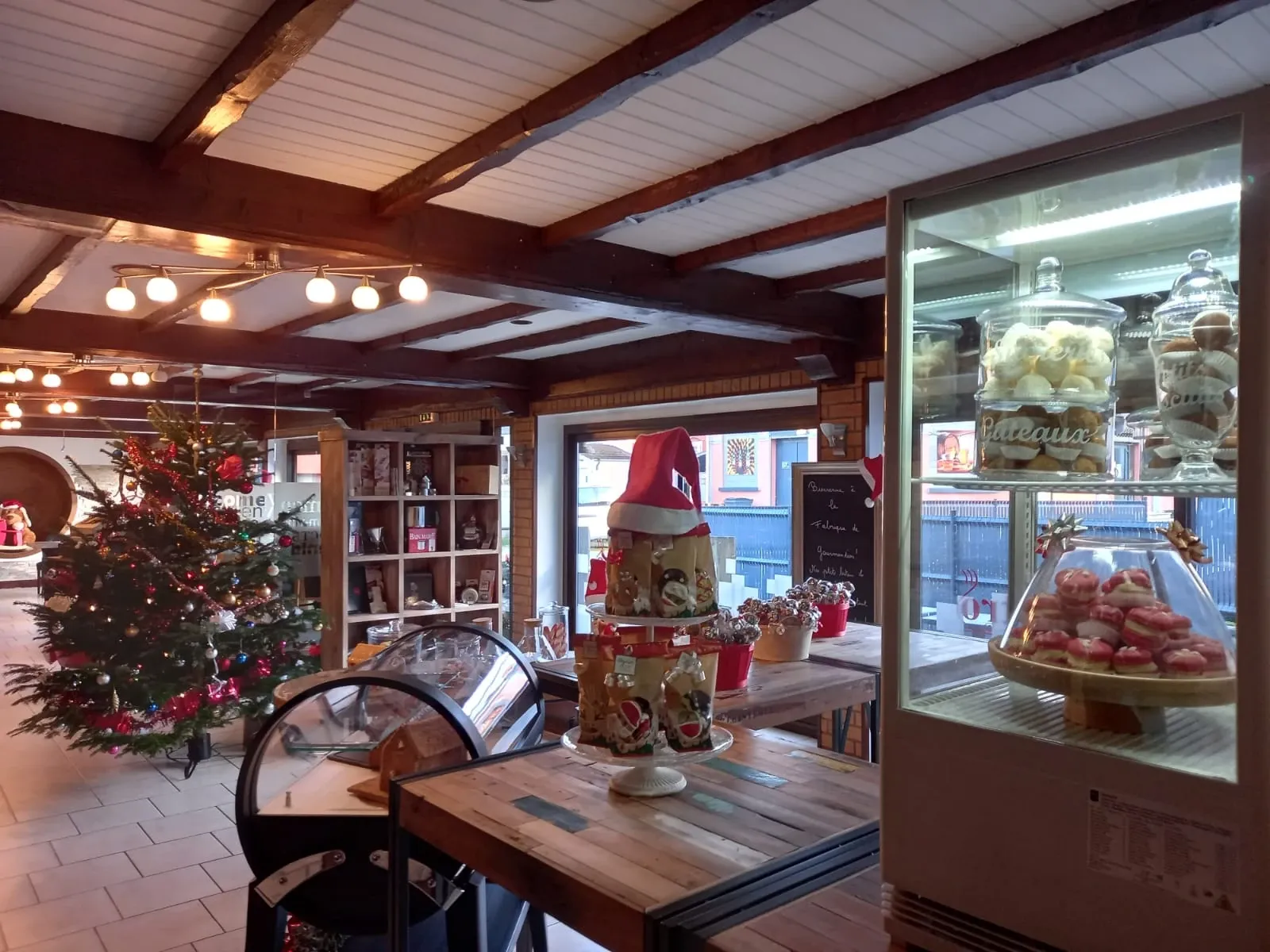 La salle du Rétro décorée pour Noël, poutres apparentes et vitrine à desserts